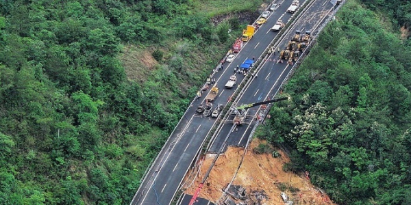 最新通报：梅龙高速塌陷已致24人死亡，20辆车陷落！
